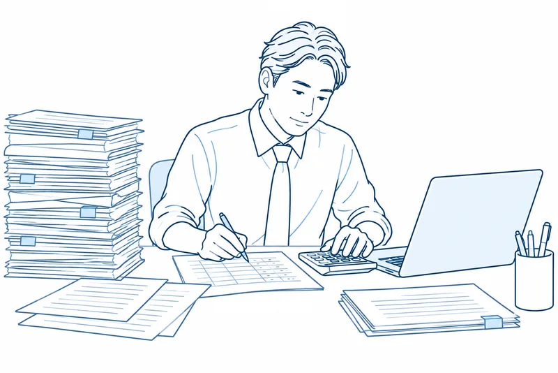 書類の山とPCを前に転記・集計する人